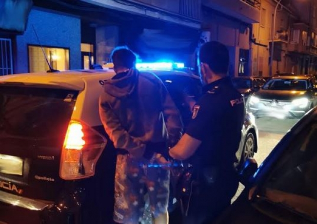 Intentan entrar en una vivienda y son sorprendidos por la Policía Nacional gracias a la colaboración ciudadana