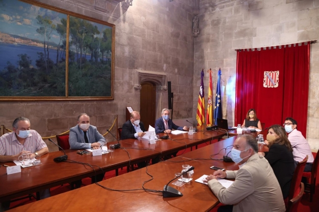 Armengol se reune con representantes del sector económico para recoger propuestas