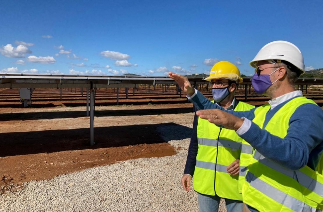 Yllanes visita lo que será el proyecto de autoconsumo privado del sector hotelero más grande de España