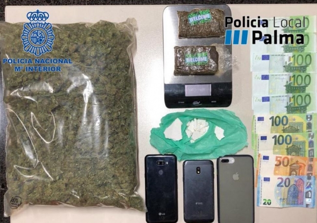 La Policía Nacional ha detenido a tres hombres que llevaban en el interior del vehículo, cocaína y dinero en efectivo