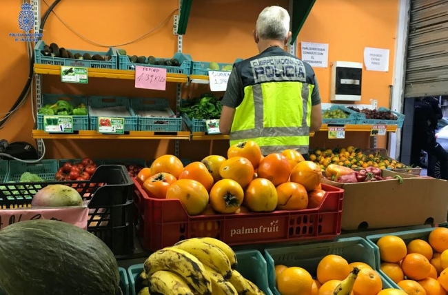 La Policía Nacional ha detenido a cuatro personas que vendían droga en un piso y en una frutería/colmado