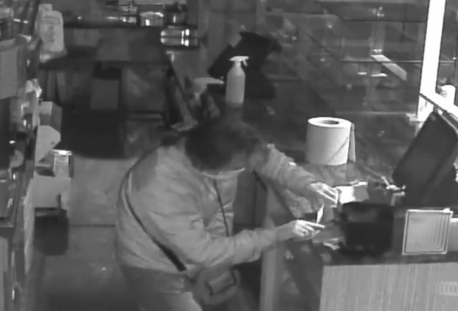 La Policía Nacional ha detenido a tres personas por robo con fuerza en diferentes establecimientos