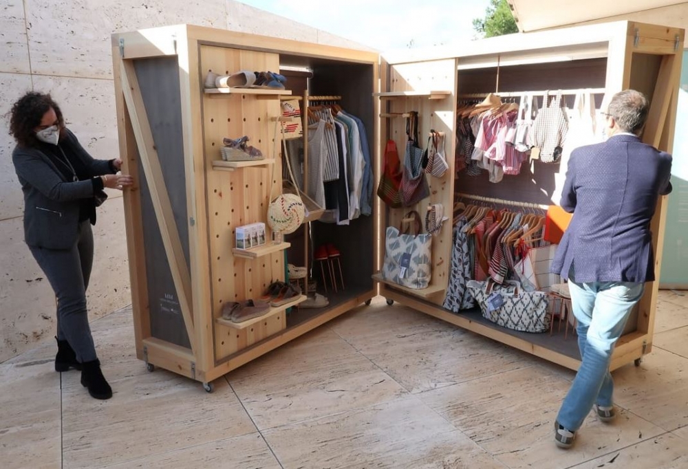 El vicepresidente Yllanes presenta un mueble expositivo transportable 