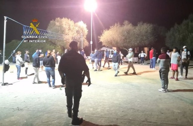 La Guardia Civil desmantela una fiesta con 56 personas en una finca de Petra