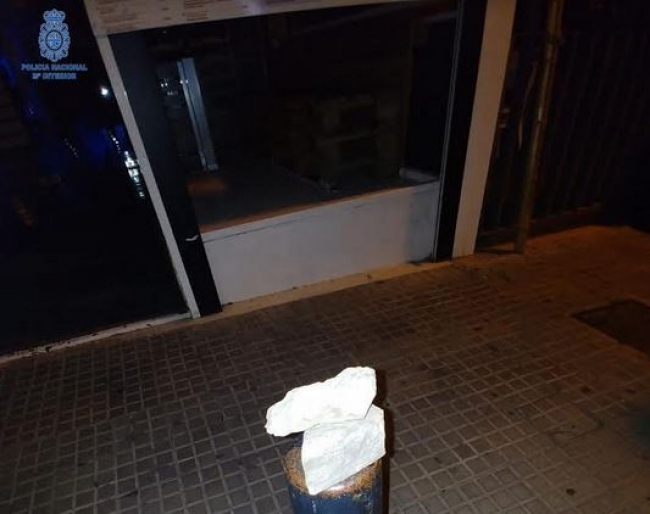 Dos detenidos que estaban intentando acceder a un local, fracturando un cristal con un adoquín