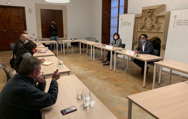 El Govern pacta con diversos sectores productivos retrasar las restricciones de movilidad nocturna a medianoche