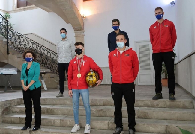 Fina Santiago recibe al piloto Izan Guevara después de proclamarse campeón mundial júnior de Moto3