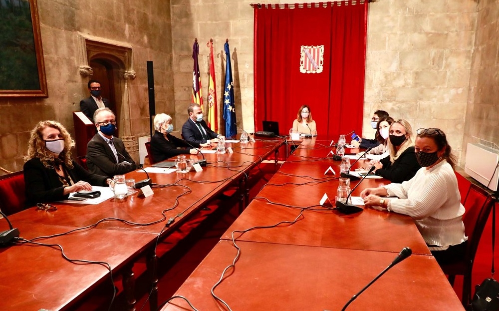 Reunión del Govern con el sector hotelero para un reinicio turístico seguro lo antes posible