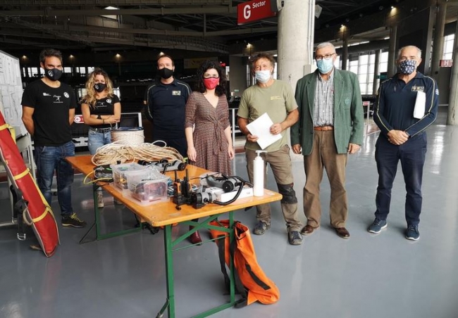 Emergencias cede a la Federación Balear de Espeleología material y equipamiento específico para la prestación de auxilio y rescate dentro de cuevas