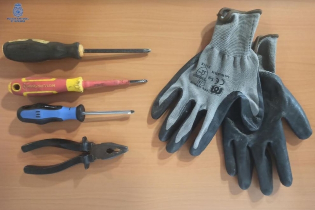 La Policía Nacional detiene a dos individuos por un delito de robo con fuerza en vehículo