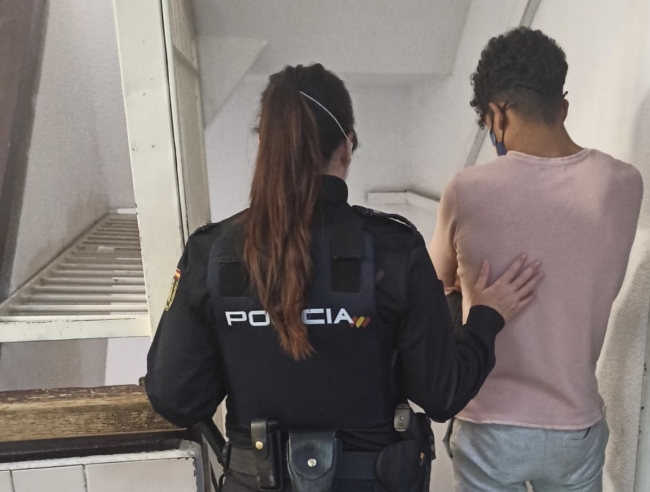 La Policía Nacional detiene a un joven por cinco robos con fuerza y un hurto