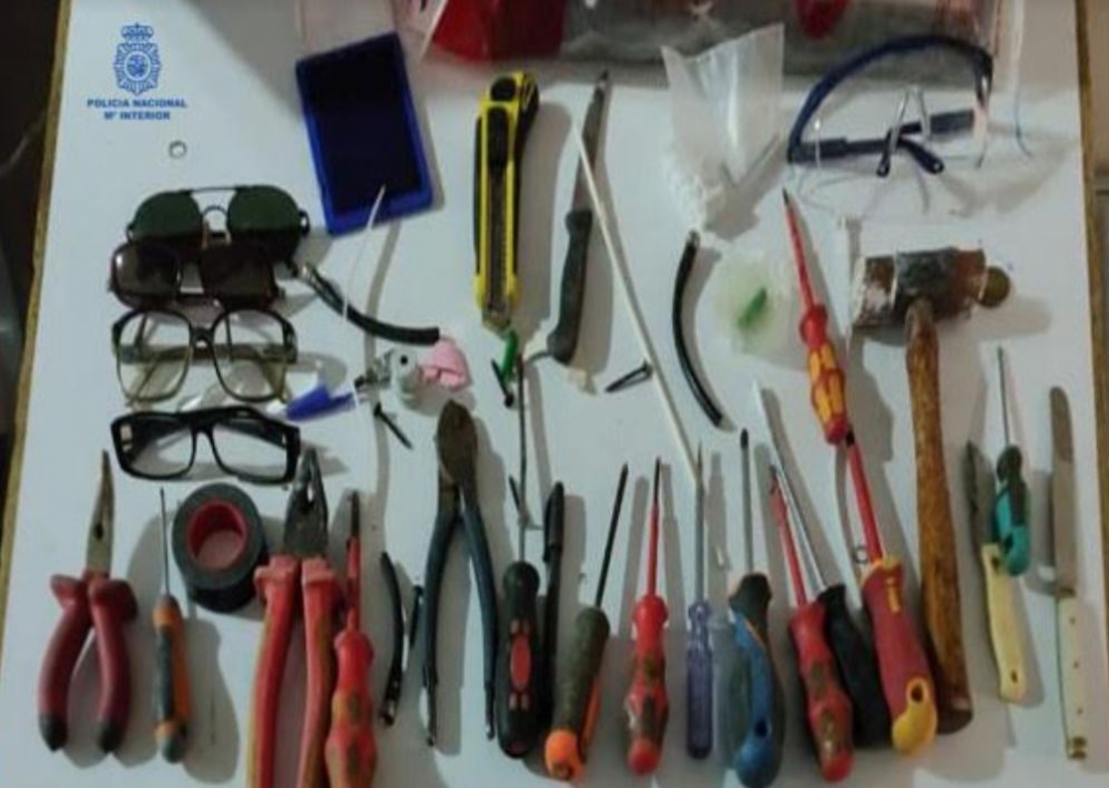 La Policía Nacional detiene “in fraganti” a dos jóvenes  forzando un vehículo