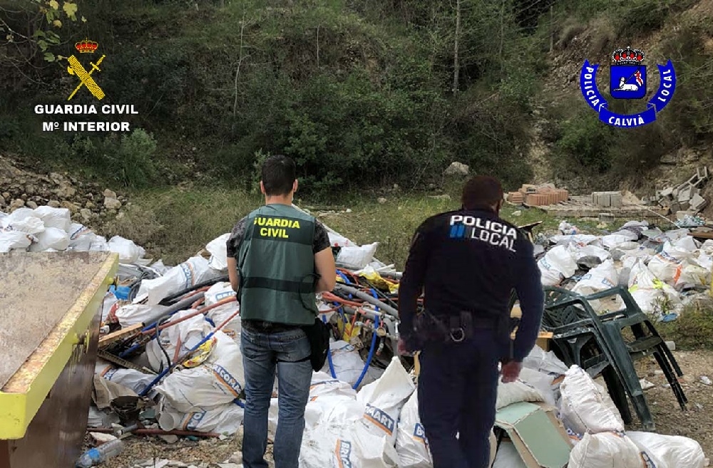 La Guardia Civil y la Policía Local de
Calviá denuncian a una empresa por un vertido
de escombros en una finca rústica