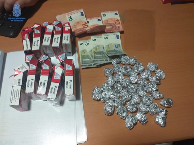 Guardaba la droga dentro de cajetillas de tabaco ocultas en un vehículo