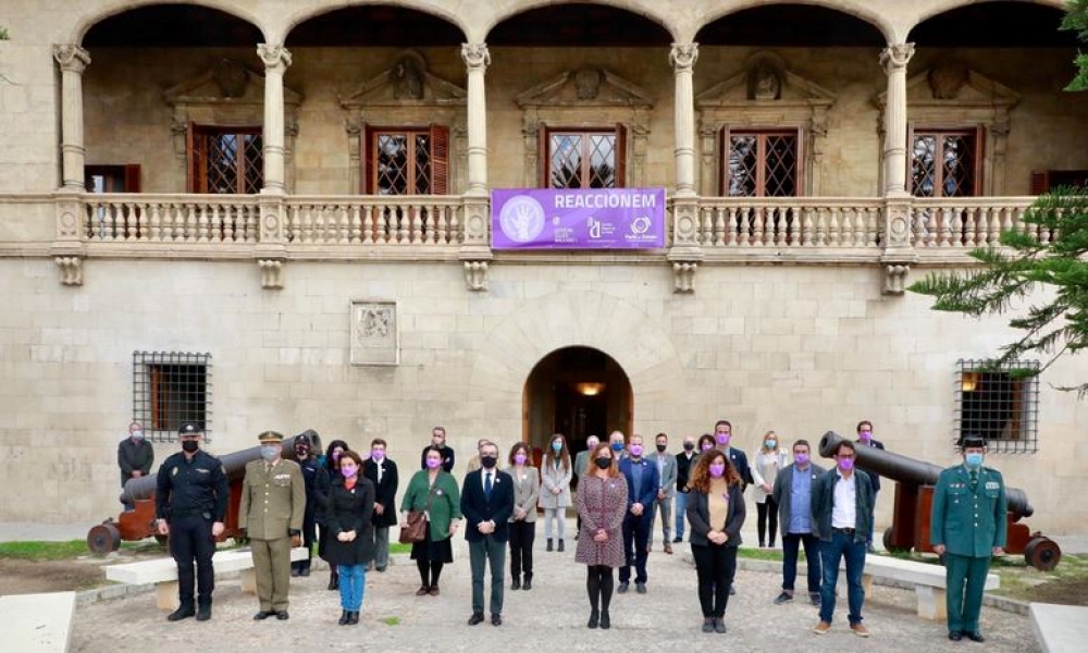 El Govern condena las violencias machistas con un minuto de silencio en el Consolat de Mar con motivo del 25-N 
