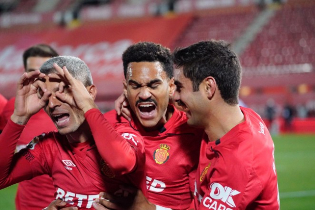 El RCD Mallorca gana al CD Castellón y mantiene liderato