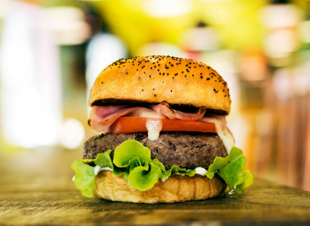 Restauración CAEB denuncia a McDonald's y Burger King por “incumplir la ley y saltarse el toque de queda”