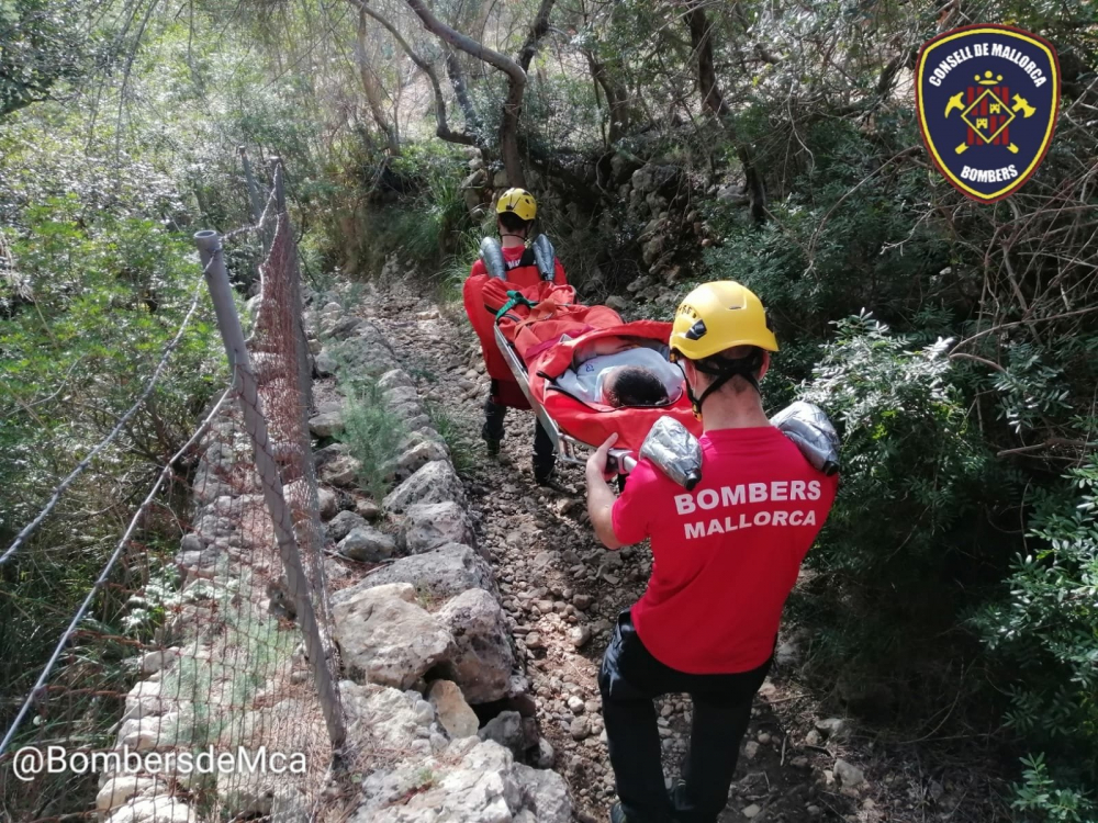 Bomberos de Mallorca rescatan a una niña por una caída y un corte en la pierna
