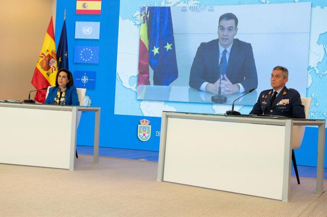 Sánchez elogia la labor de las tropas en su servicio a España y al resto del mundo en 2020