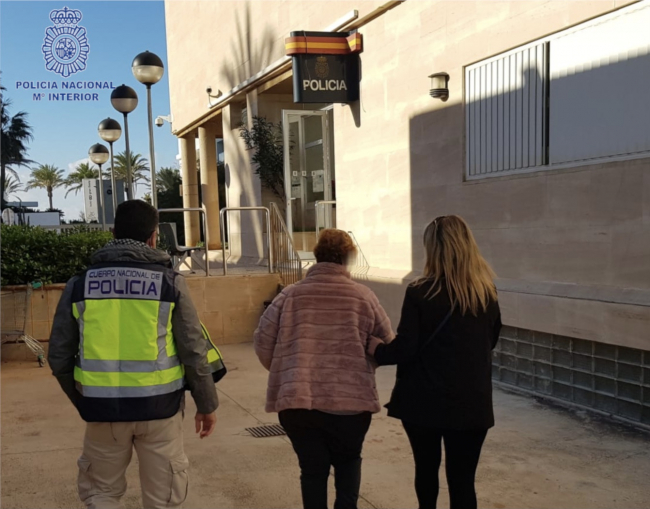 La Policía Nacional detiene a una mujer que sustraía joyas en la casa donde trabajaba