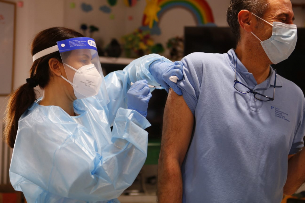 Empieza la vacunación contra la covid-19 de 7.337 profesionales de salud de las Islas Baleares