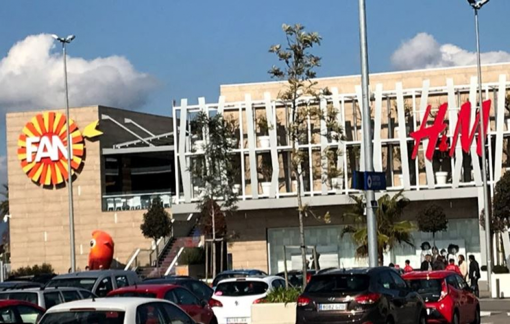 Las colas a grandes superficies de Palma colapsan la circulación