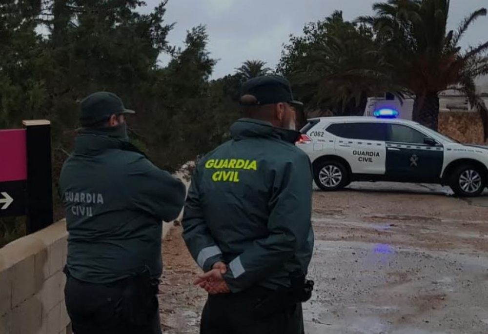 La Guardia Civil denuncia a 13 personas que participaban en   una fiesta en un domicilio de Formentera