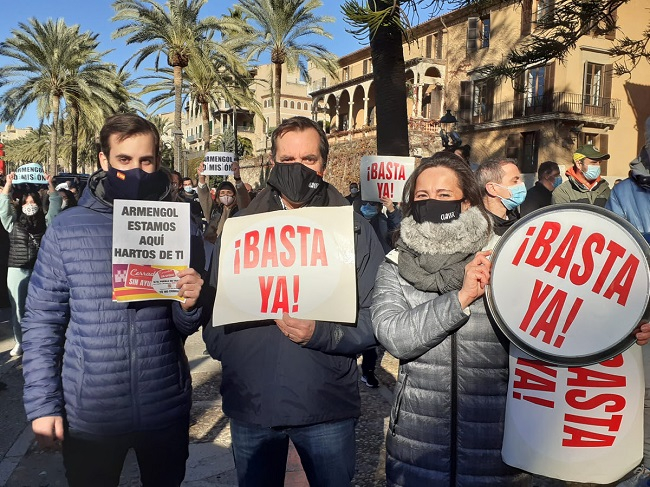 Protesta no autorizada del sector restauración pidiendo la dimisión de Armengol