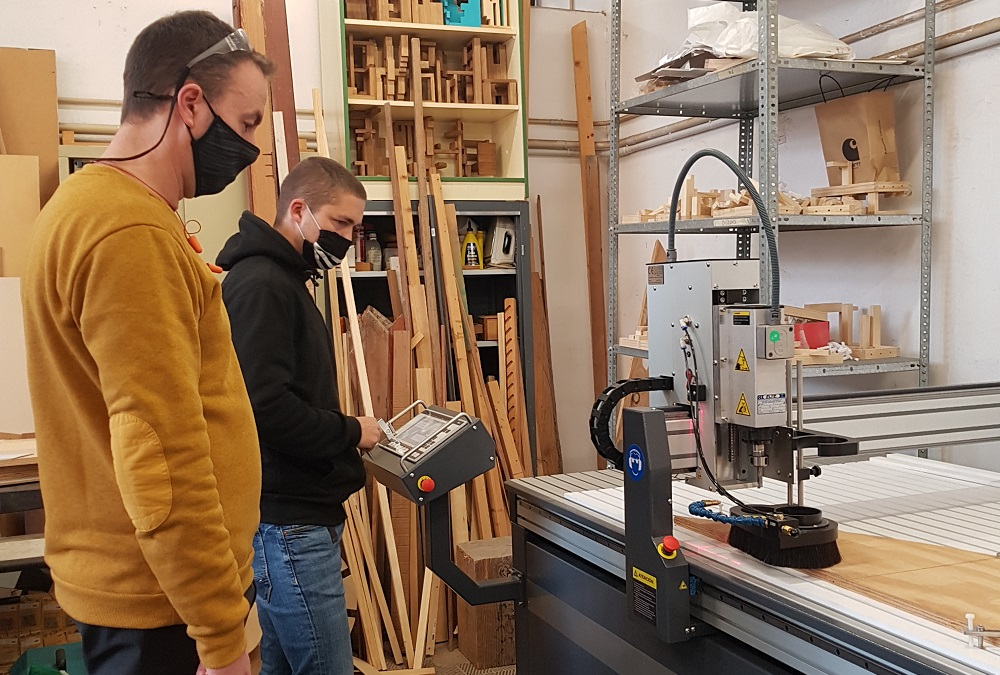 La Escuela de Arte y Superior de Diseño de las Illes Balears recibe una máquina fresadora para los estudios de Diseño de Producto