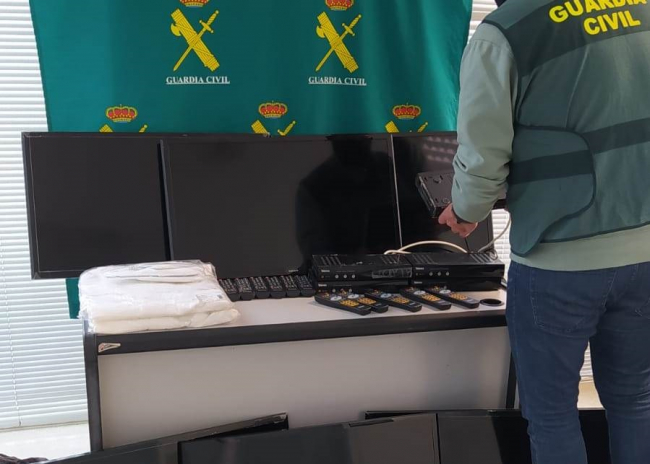 La Guardia Civil ha detenido a  un hombre por varios robos en    domicilios y complejos turísticos de la isla de Ibiza