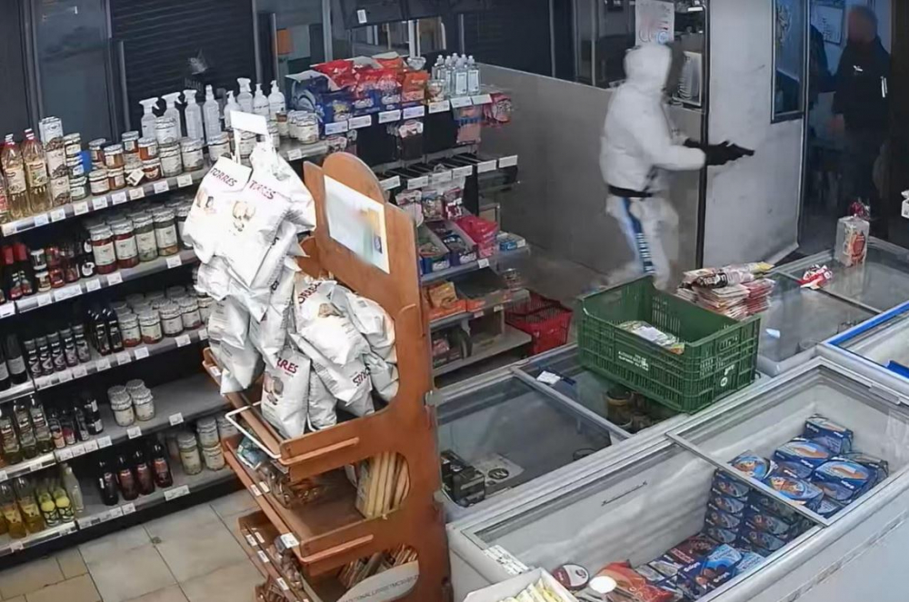Atraco con una pistola en un supermercado de Son Rapinya