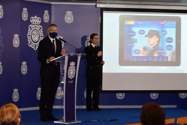 Grande-Marlaska señala que el proceso de transformación digital de la Policía Nacional acerca el cuerpo a la ciudadanía