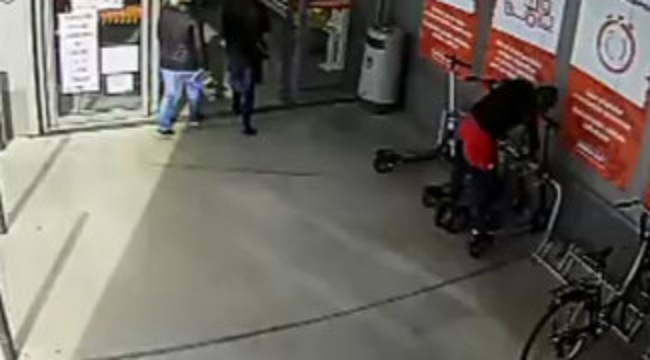 La Policía Nacional detiene a dos personas por robos en el interior de furgonetas y patinetes