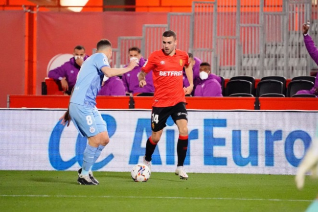 El RCD Mallorca líder tras ganar en el descuento al Girona FC (1-0)