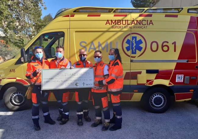 Técnicos del SAMU 061 entregan el donativo de 8.596 € de la venta de 'Galletas identificativas solidarias'