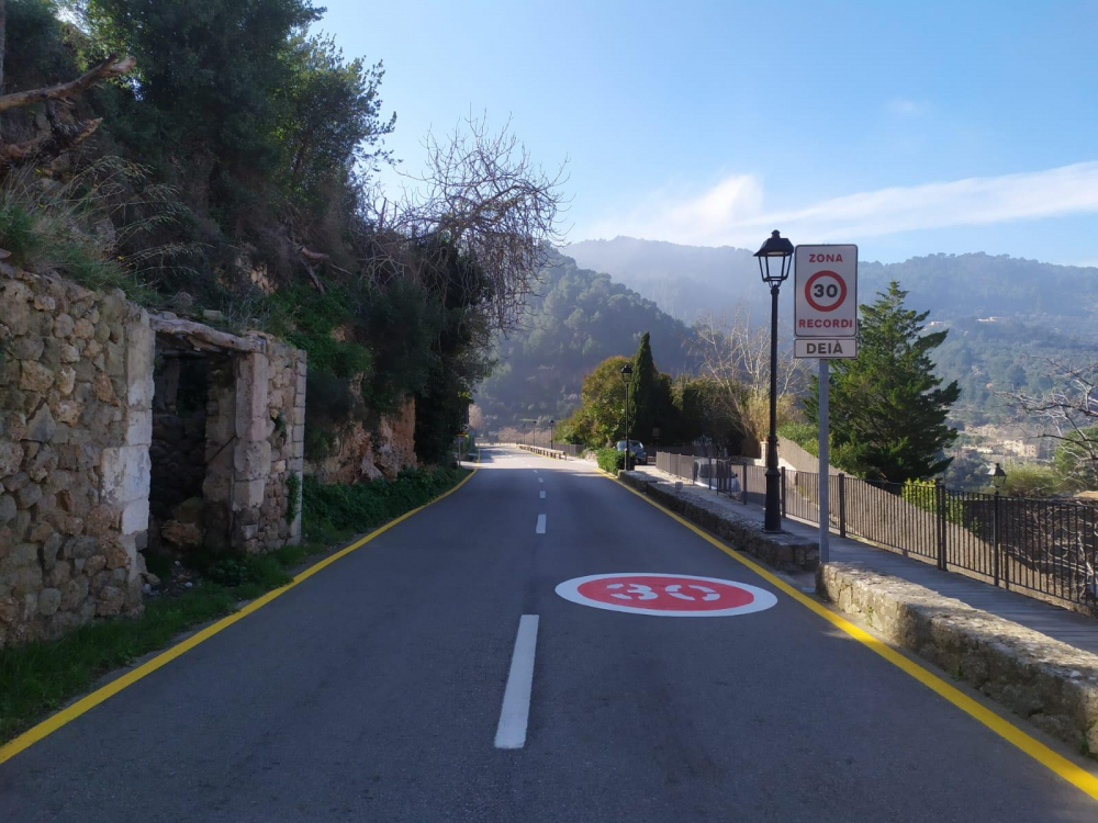El Consell de Mallorca instala señales en Deià para reducir la velocidad