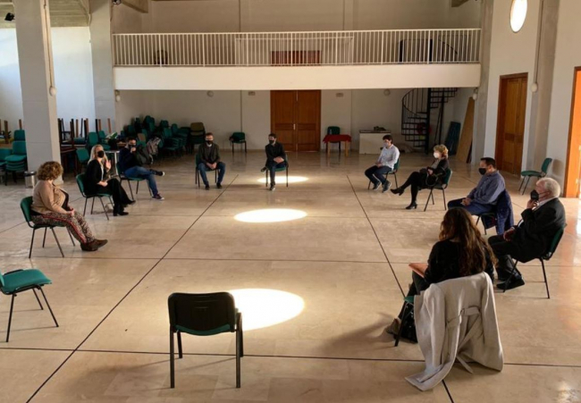 Negueruela valora la situación de Cales de Mallorca junto al alcalde y los agentes económicos de la zona