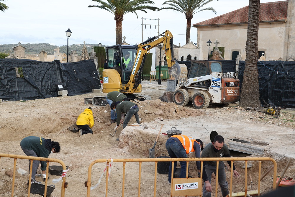 Reinician las tareas de excavación y exhumación en el cementerio de Porreres