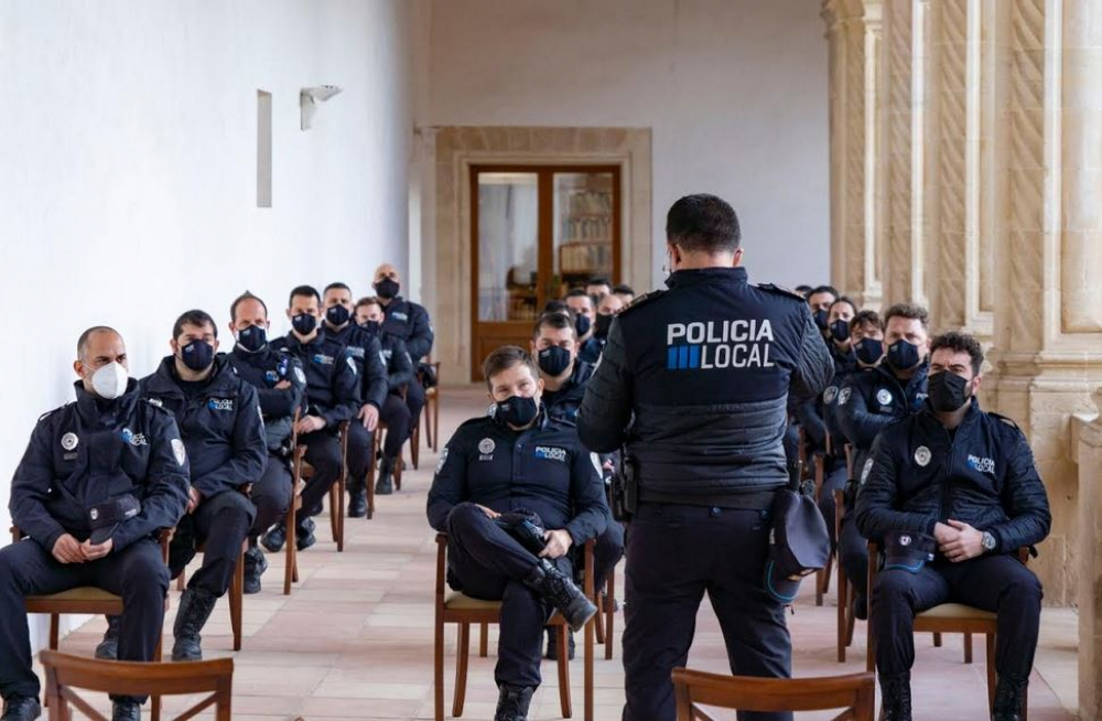 Veintidós dos policías locales interinos en prácticas toman posesión en el Ayuntamiento de Manacor