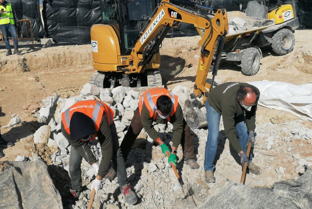 Encuentran una cimentación fuera de lo habitual sobre la fosa número 5 del cementerio de Porreres