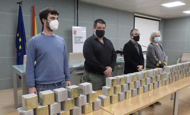 El Govern rinde homenaje a 97 víctimas del nazismo y del franquismo a través de las piedras de la memoria