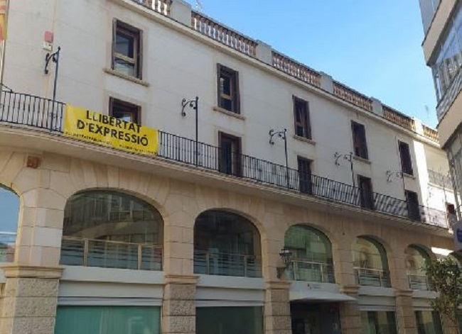 Instan al Ayuntamiento de Manacor a respetar la legalidad y mantener la neutralidad de los edificios públicos