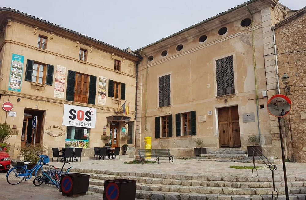 Las pancartas y carteles de SOS turismo inundan Pollença