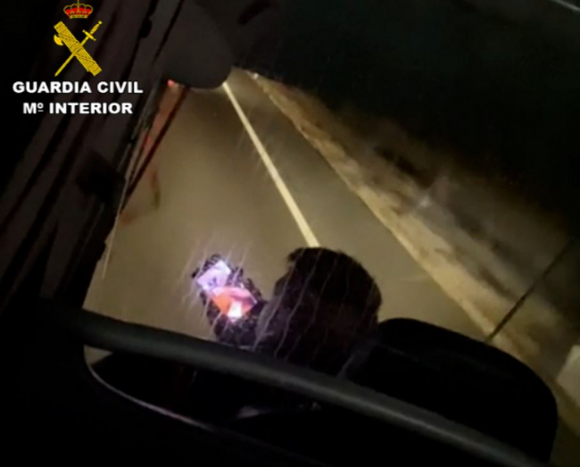 La Guardia Civil investiga al conductor de un autobús que recorrió más de 33 kilómetros haciendo uso de su teléfono móvil