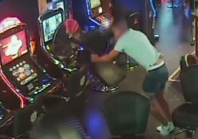 La Policía Nacional detiene a un hombre por varios delitos de daños en dos salones de juegos