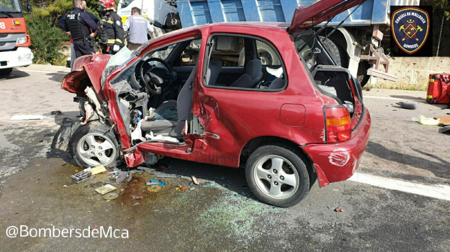 Un fallecido en un accidente entre un coche y un camión en la carretera del Port d'Andratx