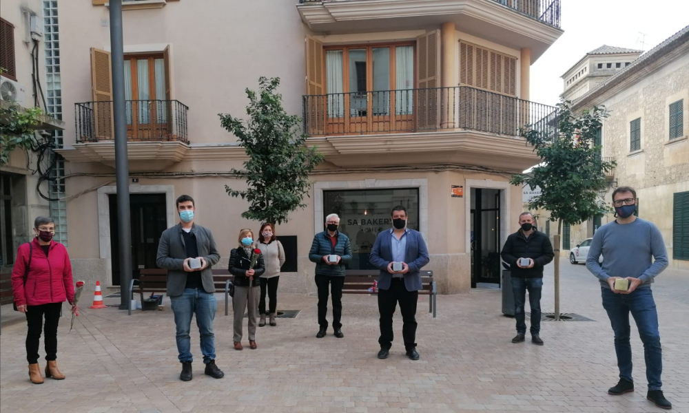 Manacor rinde homenaje a las víctimas del franquismo y del nazismo con cinco piedras de la memoria