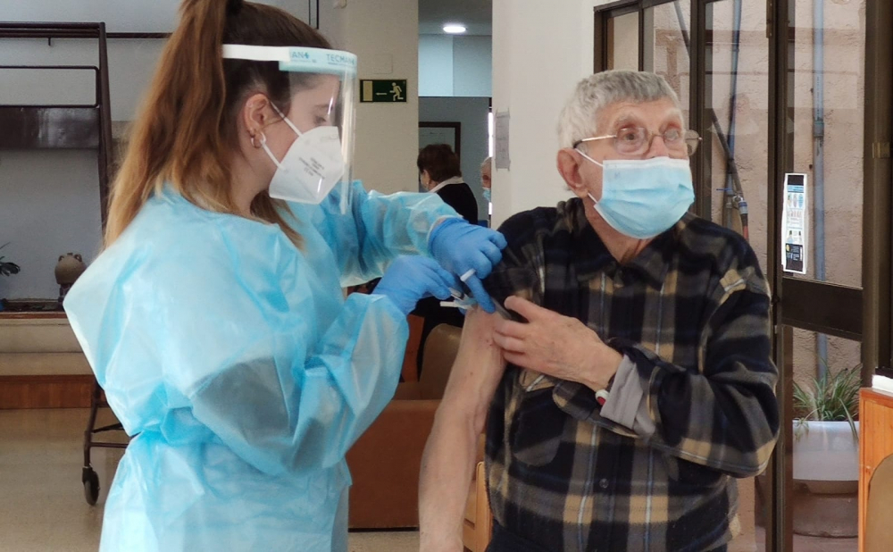 Salud ya ha vacunado al 86,8 % de los usuarios de residencias de gente mayor con la tercera dosis