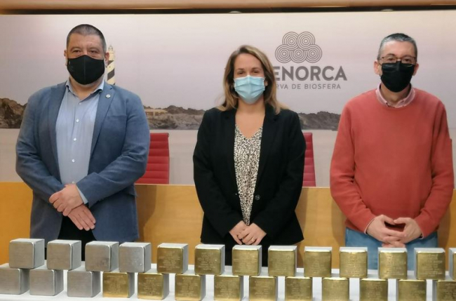 El Govern rinde homenaje a 28 víctimas del nazismo y del franquismo en Menorca con las piedras de la memoria