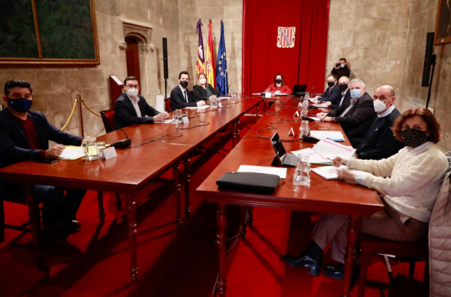 El Govern y los Consells insulars abren una línea de ayudas de 3 millones de euros para el sector del transporte